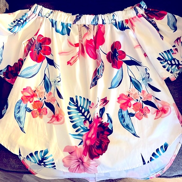 Off shoulder blouse w Hawaiian style flower pattern - $18 - Picture 4 of 12